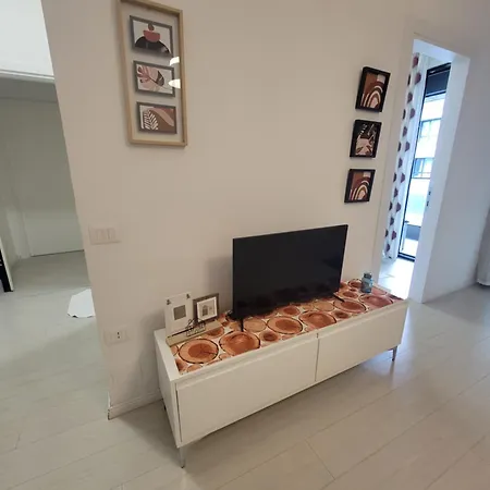 Apartment Square 21 Number 6 *